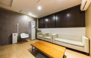 a living room with a couch and a coffee table at Daesan Hotel in Seosan +44 photos