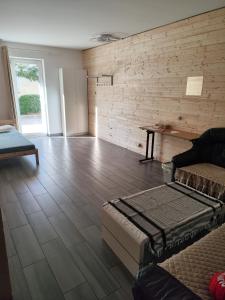 a living room with a couch and a wooden wall at Erdgeschoss Wohnung nahe Flughafen in Vienna