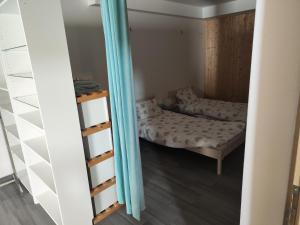 a small room with a bed and a mirror at Erdgeschoss Wohnung nahe Flughafen in Vienna