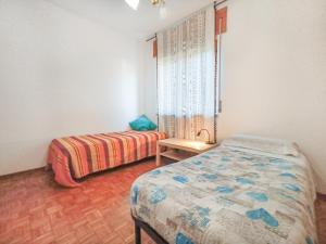 Schlafzimmer mit einem Bett, einem Tisch und einem Fenster in der Unterkunft 2 Camere Panoramico nelle Dolomiti Bellunesi in Pedavena