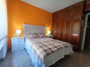 a bedroom with a bed and two night stands and two lamps at Tu Apartamento Ideal in Ponferrada
