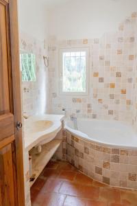 La salle de bains est pourvue d'une baignoire et d'un lavabo. dans l'établissement Maison à 2 pas du Village D'ansouis à 30 Minutes D'aix-en-provence, à Ansouis