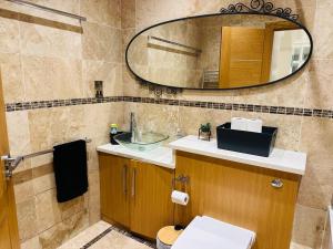 une salle de bain avec un lavabo et un miroir dans l'établissement Bright 2 Bedroom *2 Bathroom* 10 mins to East Croydon, à Croydon