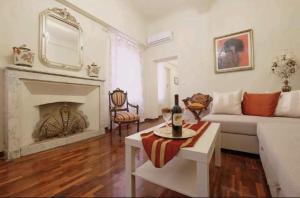 een woonkamer met een bank en een open haard bij Appartamento Mira in Lucca