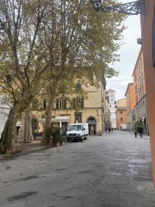 een straat in een stad met een auto op straat bij Appartamento Mira in Lucca