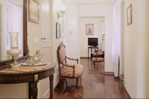een woonkamer met 2 stoelen en een tafel bij Appartamento Mira in Lucca
