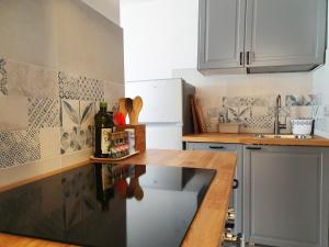 cocina con armarios blancos y encimera en Il Rifugio dello Gnomo - Alpine Stay Apartments, en Panchia