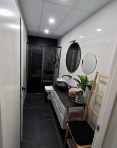 uma casa de banho com um WC, um lavatório e um espelho. em Loft Puerta de Capitulares em Córdoba