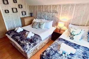 Llit o llits en una habitació de AMARA HOUSE CAMBRIDGE I Grand Large 4 Bedroom House for groups with Parking