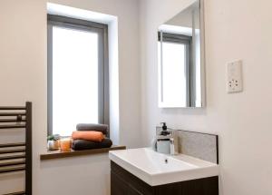 a bathroom with a sink and a mirror at Superior 1 Bed Studio -4D- near Royal Infirmary & DMU in Leicester