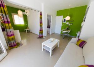 Φωτογραφία από το άλμπουμ του Uno Beachfront Suite στα Λιβάδια