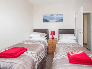 two beds sitting next to each other in a bedroom at Island View in Aberdaron