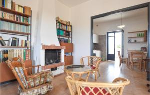 Ruang duduk di 3 Bedroom Gorgeous Home In Santa Croce Camerina