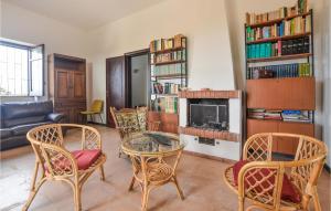 uma sala de estar com uma mesa e cadeiras e uma lareira em 3 Bedroom Gorgeous Home In Santa Croce Camerina em Santa Croce Camerina