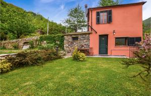 una casa con una puerta verde y un patio en Casetta, en Pieve di Teco