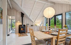 een eetkamer en een woonkamer met een tafel en stoelen bij Awesome Home In Hejls With Wifi in Hejls