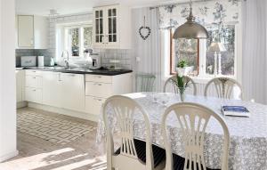 ÅsensbrukにあるAwesome Home In Kpmannebro With House Sea Viewの白いキッチン(テーブル、椅子付)