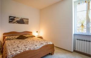 Schlafzimmer mit einem Bett und einem Fenster in der Unterkunft Casa Del Papavero in Bracco