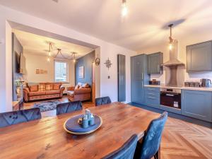 cocina y comedor con mesa de madera y sillas en Nice Cottage In Amble With 3 Bedrooms And Wifi en Amble