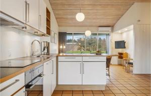cocina con armarios blancos y ventana grande en Lovely Home In Gjern With Wifi, en Gjern