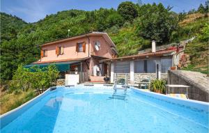 una casa con piscina di fronte a una casa di Stunning Home In Pietrasanta With 3 Bedrooms And Wifi a Pietrasanta