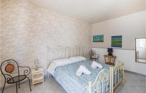 una camera con letto e sedia di Beautiful Apartment In Pozzallo With Wifi a Pozzallo