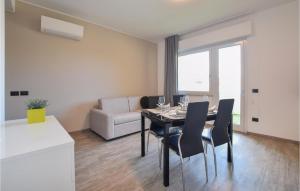 jadalnia ze stołem, krzesłami i kanapą w obiekcie Awesome Apartment In Lido Di Fermo w mieście Lido di Fermo +6 zdjęć