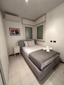 Un dormitorio con una cama grande y una ventana en THE HOUSE OF SUNSETS, en Roma