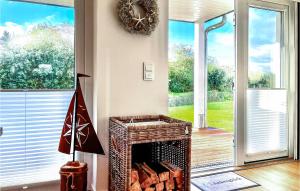 una chimenea en la sala de estar con una corona en la pared en Ankerglueck Buesum, en Büsum
