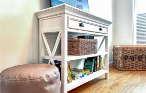 una estantería blanca con un taburete en una habitación en Ankerglueck Buesum, en Büsum
