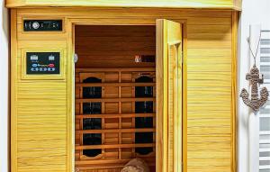 una puerta de madera que conduce a una bodega en Ankerglueck Buesum, en Büsum 16 fotos más