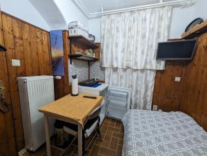 ein kleines Zimmer mit einem Bett und einem Schreibtisch. in der Unterkunft Keltenpfad-Taunus Naturnah 