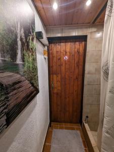 - une porte en bois dans une pièce ornée d'une peinture murale dans l'établissement Keltenpfad-Taunus Naturnah, 
