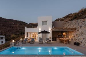 Pleiades Villas Naxos2 (Hottub) في Agkidia: فيلا بمسبح امام بيت