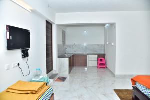 TV a/nebo společenská místnost v ubytování SHREE BALAJI PALACE Homestay