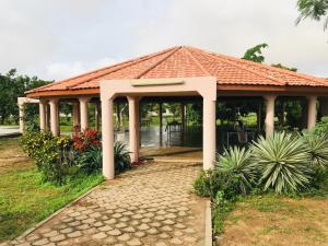 Centre Ecotouristique de Bagré في Saré: شرفة مع سقف من البلاط