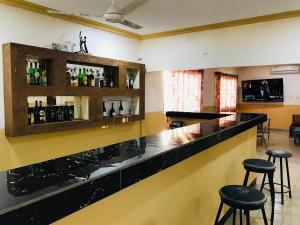 un bar con dos taburetes en un mostrador con botellas en Centre Ecotouristique de Bagré, en Saré