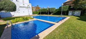 een zwembad in de tuin van een huis bij Residencial Aventino en pleno centro del L'Albir in Albir