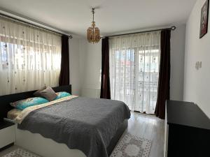 Łóżko lub łóżka w pokoju w obiekcie Ioana Alina Kadar
