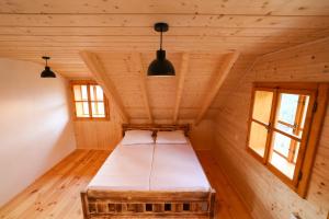 uma cama no canto de um quarto numa pequena casa em Chalupa Na Seníku - srdce Valašska em Vsetín