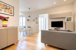 un soggiorno con un divano e un tavolo di martini apartment a Matera