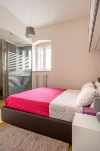 una camera da letto con un letto grande con una coperta rossa di martini apartment a Matera