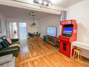 a living room with a red video game arcade at Martin´s Place in Alicante