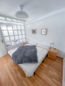 sypialnia z łóżkiem z kocem w obiekcie Martin´s Place w Alicante