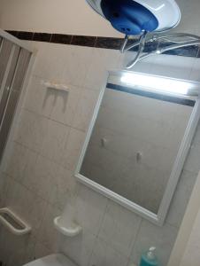 een badkamer met een douche, een spiegel en een toilet bij Matteo's House Taormina in Taormina