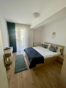 una camera con un grande letto e un comò di Travel Bucharest Airport Residences-SELF CHECK-IN 