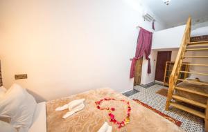 una camera con un letto fiorito di Fes Hostel Zaouia a Fes