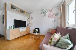 Televízia a/alebo spoločenská miestnosť v ubytovaní Powiśle Solec City Centre! Private Parking