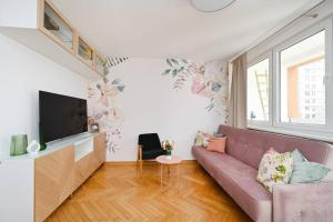 Televízia a/alebo spoločenská miestnosť v ubytovaní Powiśle Solec City Centre! Private Parking