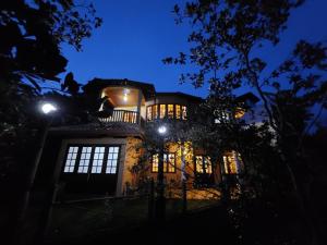 una casa di notte con le luci accese di Mystique Hideout a Kandy